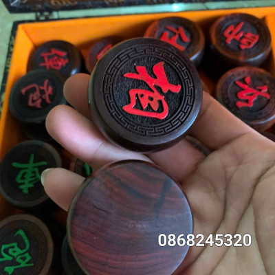 Combo Bàn cờ tướng gỗ gõ khảm ốc kết hợp vỏ bào ngư xanh đỏ +quân cờ gỗ trắc kt 4.5×1.5cm đẹp long lanh 