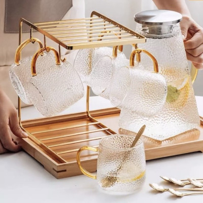 BỘ BÌNH ĐỤNG NƯỚC UỐNG THỦY RINH ĐÁY VUÔNG VÂN DẬP NỔI KÈM 6 CỐC BẦU, KHAY VÀ GIÁ TREO CỐC -VD107