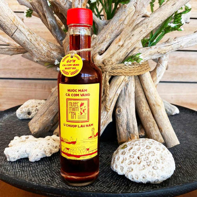 (Combo 02 chai) Nước Mắm Tĩn Cá Cơm Vàng Ruột Đỏ Độ Đạm 60N Tự Nhiên Chai Thuỷ Tinh 250ml Nước Mắm Rin Nguyên Chất Truyền Thống Sạch Nước Mắm Nhỉ Từ Thùng Lều Gỗ Cốt Nhĩ Đặc Biệt Cá Cơm Vàng Ruột Đỏ Muối Tinh Khiết, Sánh Đặc Thịt Cá, Không Chất Bảo Quản