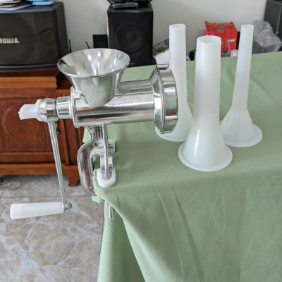 Xay Thịt Quay Tay Bằng Gang Size 10 - Sản Phẩm Cao Cấp Kèm 3 Ống Nhồi Xúc Xích