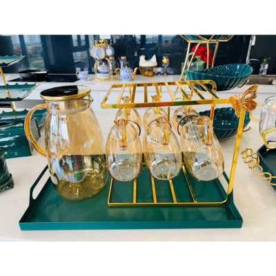 COMBO BỘ BÌNH UỐNG NƯỚC 6 CỐC THỦY TINH CAO CẤP ÁNH VÀNG KÈM KHAY XANH VÀ GIÁ TREO CỐC