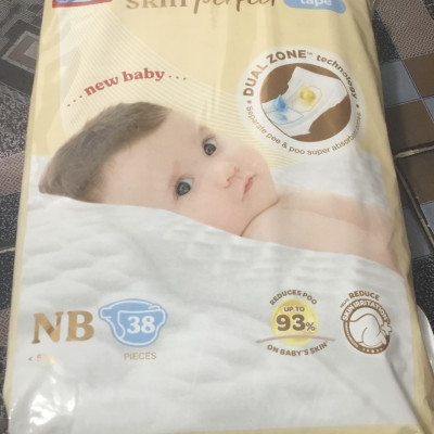 Tã dán sơ sinh Huggies NB38 miếng Skin Perfect ( Cho bé dưới 5 kg)-Mẫu mới Của Huggies NB40 - HSD luôn mới