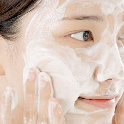 Sữa Rửa Mặt Tẩy Trang Dưỡng Trắng Mịn Da Chacol (130 G)