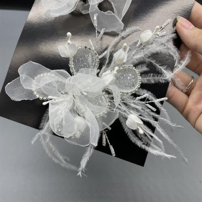 Cài tóc cô dâu hoa voan trắng đính lông vũ mới t8/2024