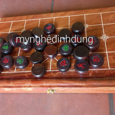 Bộ bàn cờ tướng  bằng gỗ hương đá 50x50x3.5cm +quân cò gỗ trắc đỏ đen đẹp long lanh kt 4.0x1.5cm 