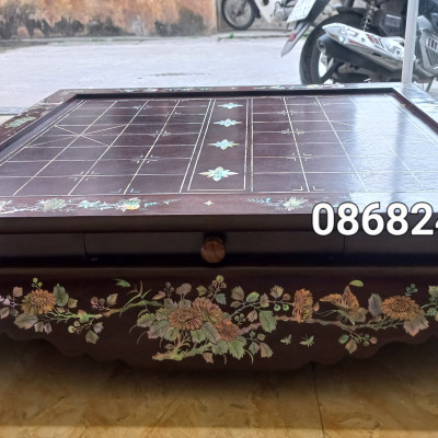 BÀN CỜ TƯỚNG GỖ GÕ KHẢM ỐC KẾT HỢP VỎ BÀO NGƯ XANH ĐỎ  KT 60×70×20CM 