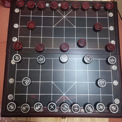 Bộ bàn cờ tướng gỗ trắc và quân gỗ trắc đỏ đen kt bàn 48×50×3cm  ,kt mặt quân tiện gù 4cmdầy 2cm 