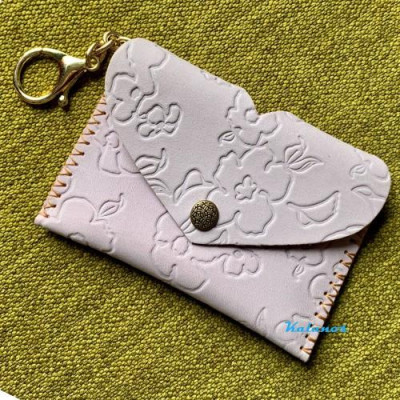 Ví nữ mini móc khóa nhỏ gọn da bò cao cấp handmade với nắp cách điệu hình trái tim độc đáo KMKN40-Hong