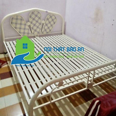 Giường sắt  ngang 1m6 dài 2m màu kem