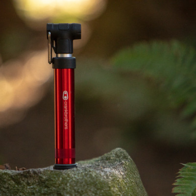 Bơm cầm tay mini tích hợp 2 chế độ áp suất cao & thể tích lớn Crankbrothers Gem S