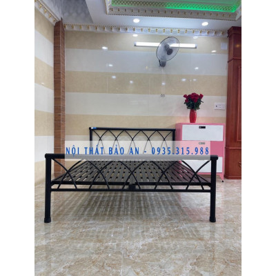 Giường sắt kiểu đan chéo 1m4x2m 