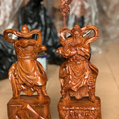 Tượng quan công khoanh tay đứng trên đầu hổ phù bằng gỗ hương đá kt cao 40×16×11cm