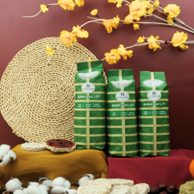 Bánh gạo lứt GUfoods vị Cỏ ngọt - Bao bì bánh tét xanh truyền thống - Không chiên dầu, Không đường, Lành mạnh, Phù hợp Eat clean, Ăn vặt healthy, Thực dưỡng, Tập gym, Thuần chay