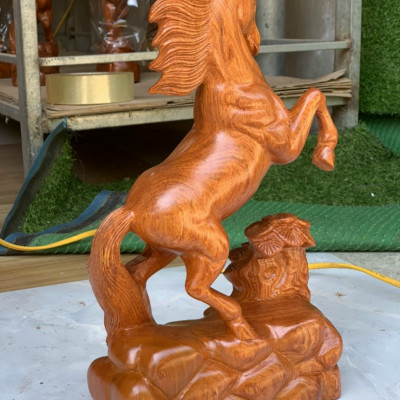 Tượng nhất mã phi thiên bằng gỗ hương kt cao 40×22×10cm