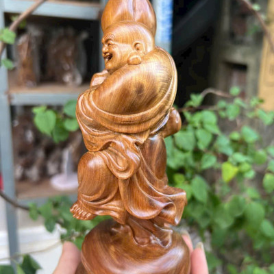 Tượng phật di lặc vác đào bằng gỗ bách xanh thơm nức cao 20x8x8cm 