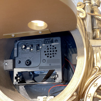 Đồng hồ Để bàn Rhythm CRH229NR18 Kt 48.5 x 24.5 x 18.5cm, 3.6kg. Vỏ polyresin / gỗ. Dùng Pin.