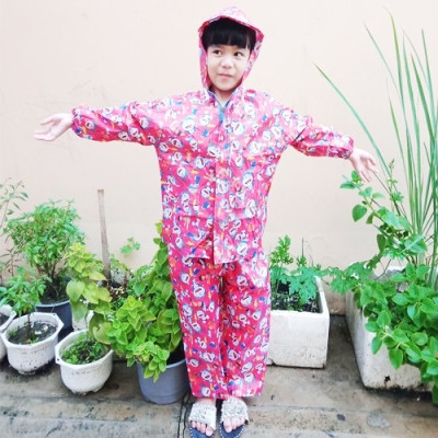 Quần áo mưa trẻ em từ 6 - 8 tuổi họa tiết hoạt hình , xinh xắn  , vải dù chống thấm , có túi đựng dễ thương , giao màu ngẫu nhiên