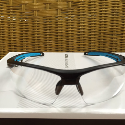 KÍNH BẢO HỘ BOLLE TRYON, Lớp phủ Platinum có khả năng chống xước cao, chống lại các hóa chất mạnh nhất và làm chậm sự xuất hiện của sương mù.  Bảo vệ 99,9% tia UVA/UVB