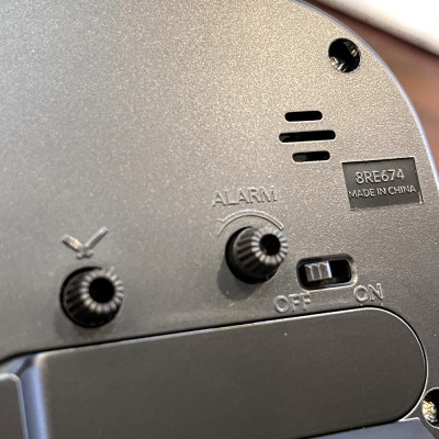 Đồng hồ Rhythm 8RE674WR02 – Kt 10.0 x 10.3 x 5.7cm, 110g. Vỏ nhựa, dùng PIN