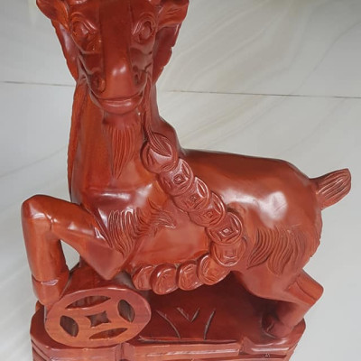 Tượng Gỗ Mỹ Nghệ trạm hình Con Dê đứng tiền màu đỏ đẹp Size cao 50cm ngang 30cm sâu 15cm Ý nghĩa trưng con dê gỗ trong nhà, trên bàn cầu mong cuộc sống bình an, may mắn, sung túc , tài lộc ạ