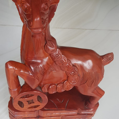 Tượng Gỗ Mỹ Nghệ trạm hình Con Dê đứng tiền màu đỏ đẹp Size cao 50cm ngang 30cm sâu 15cm Ý nghĩa trưng con dê gỗ trong nhà, trên bàn cầu mong cuộc sống bình an, may mắn, sung túc , tài lộc ạ