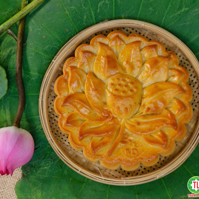 BÁNH TRUNG THU MẶT TRĂNG 002: HẠT SEN MACCA - KHOAI MÔN HẠNH NHÂN 8 TRỨNG 800G ( 2 LOẠI NHÂN TRONG CÙNG 1 BÁNH) - VIỆT NAM