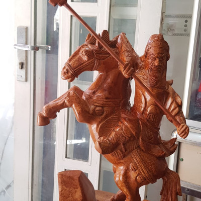 Tượng Quan Công cưỡi ngựa gỗ nu gõ hay gỗ gõ vẽ nu cao 50cm ( tính đao 70cm ) x Ngang 40cm x Sâu 15cm Biểu tượng sức mạnh sự dũng mãnh kiên cường anh chị trưng phòng khách đẹp ạ