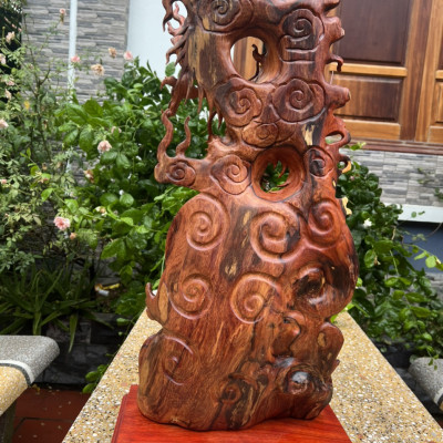 Tượng con rồng ,nhất long vờn ngọc trang trí phong thủy bằng gỗ cẩm đẹp long lanh kt cao 62×29×14cm