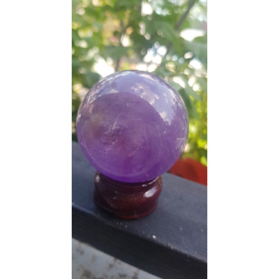 Trái Bi Phong Thủy Đá Thạch Anh Tím tự nhiên đậm tươi nhỏ vừa đế gỗ để bàn size cao 8cm x đk 6cm có tên khoa học amethyst hợp Anh Chị mệnh Hỏa và Thổ đặt trên bàn làm việc, nhà, công ty hướng Đông hoặc hướng Nam giúp cân bằng nội tâm, đem lại bình an ạ