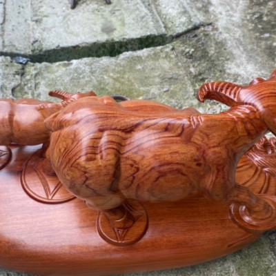 Tượng con trâu mẫu tử cưỡi tải vàng phong thủy bằng gỗ hương đá kt 45×22×21cm