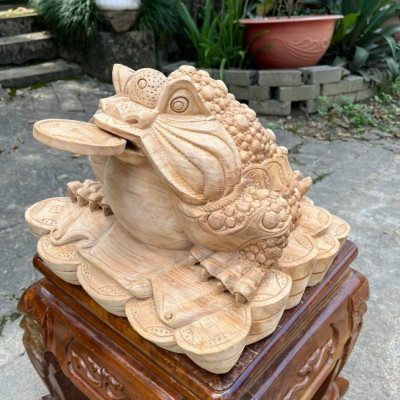 Tượng cóc thiềm thừ ngậm tiền vàng phong thủy hút tài lộc bằng gỗ ngọc am thơm phức kt 40×38×31cm