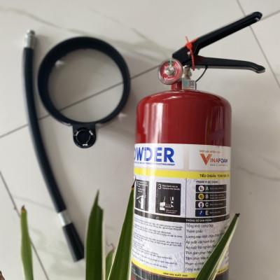 Bình chữa cháy bột ABC 4kg Vinafoam V4-P có tem kiểm định đạt công suât dập tắt 2A55B