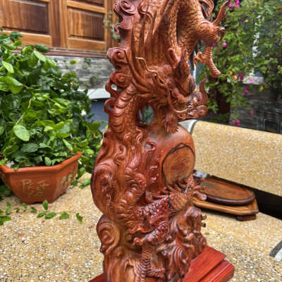 Tượng con rồng ,nhất long vờn ngọc trang trí phong thủy bằng gỗ cẩm đẹp long lanh kt cao 62×29×14cm