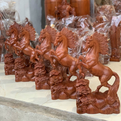 Tượng con ngựa nhất mã phi thiên gỗ hương đá kt cao 50×23×12cm