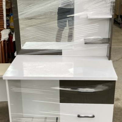 Bàn trang điểm giá rẻ chất lượng tốt bao gồm ghế ngồi