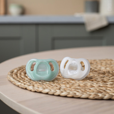 Ty ngậm silicon siêu nhẹ cho bé Tommee Tippee Ultra Light 0-6, 6-18 tháng (vỉ đôi, tách lẻ)