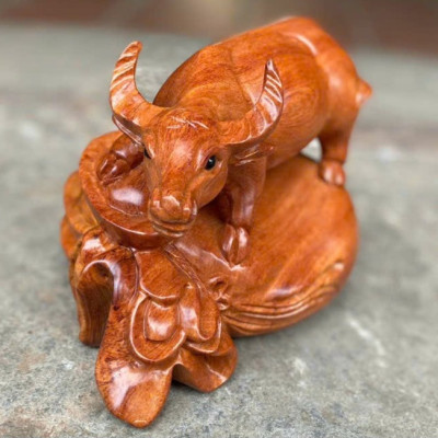 TƯỢNG CON TRÂU PHONG THỦY BẰNG GỖ HƯƠNG ĐÁ KT 20×15×15CM 