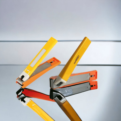 Bấm Móng Tay Inox Thân Nhựa Cỡ Trung Tybe W001 Kai Razor 39255-KE0109 (Màu cam)