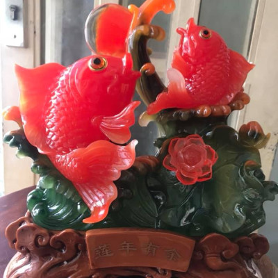 Tượng 2 Cá Chép Đỏ Ngồi Vẫy Đuôi đế gỗ có hoa sen đồng tiền ở trên may mắn tài lộc ý nghĩa có cá có tiền Size 36cm x đk 30cm x Sâu 17cm hợp mệnh hoả mệnh thổ ạ