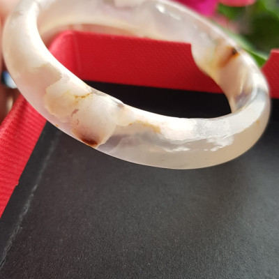 Vòng tay phong thuỷ Nữ Bản Hẹ Đá Mã Não trắng vàng nhẹ bông hoa bóng đẹp Vòng tay Nữ Ni 48mm x Cao 11mm x dầy 6mm Nữ tay nhỏ cân nặng 30kg - 45kg đeo đẹp ạ