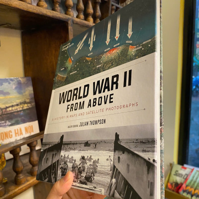 Sách - World War II from Above: A History in Maps and Satellite Photographs by Julian Thompson