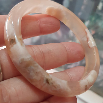 Vòng tay Nữ Bản Hẹ Mới Đá Mã Não Bông Tuyết Hồng nhẹ trắng trong bóng quá đẹp luôn ạ Vòng Ni 53mm  x Cao 11mm x dầy 7mm Nữ Cân nặng 52kg - 55kg đeo xinh tay đẹp lắm ạ