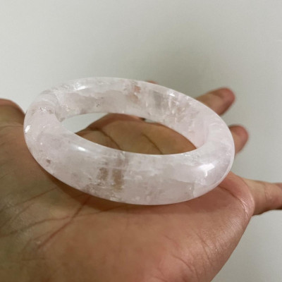 Vòng tay thạch đá thật liền khối trắng trong chế tác tại xưởng Chế Tác Đá Phong Thủy Mỹ Nghệ AnAn