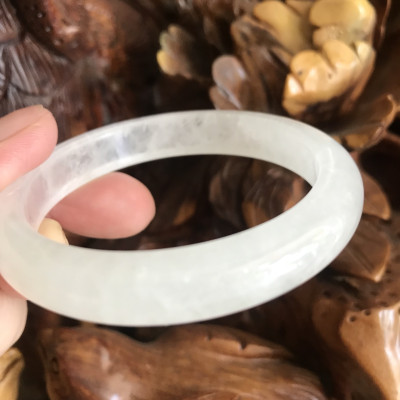 Vòng Thạch Anh Trắng Tự Nhiên Bản Hẹ Mới đẹp Ni 52mm Cao 10mm Dầy 7mm Màu trắng trong bóng đẹp Nữ mệnh Kim mệnh Thủy tay nhỏ đeo 45kg - 52 kg ạ