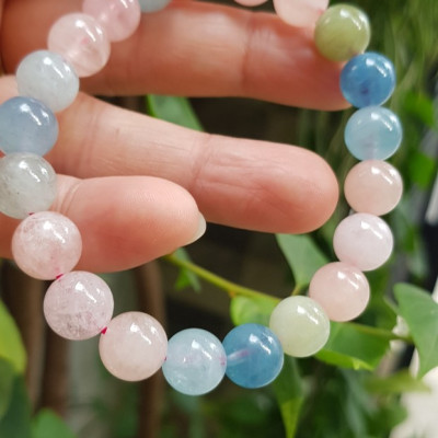 Chiếc Vòng Beryl đa sắc màu tự nhiên hạt size 9mm màu sáng bóng thiệt đẹp rẻ ạ