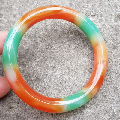 Vòng tay đá mã não tứ quý mới chột to đẹp quá Ni 57mm x chột 10mm Nữ thích đeo vòng chột to 55kg - 65kg đeo ạ Vòng màu xanh ngọc cam đều lam trắng đỏ nhẹ đều vòng rất đẹp ạ