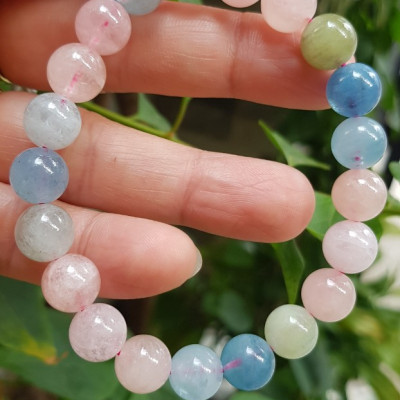 Chiếc Vòng Beryl đa sắc màu tự nhiên hạt size 9mm màu sáng bóng thiệt đẹp rẻ ạ