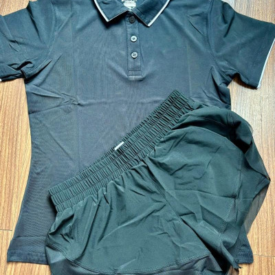 Set đồ nữ gồm áo thun cổ trụ và quần đùi 2 lớp phong cách thể thao sang trọng