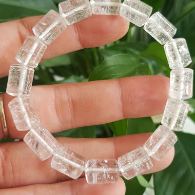 Vòng tay đá thạch anh trắng trong khúc mới đẹp size hạt 8mm x dài 11mm Chất liệu đá thạch anh trắng tự nhiên Rất hợp nữ mệnh kim mệnh Thủy các anh nam thích đeo vòng tay hạt size nhỏ thì đây ạ 