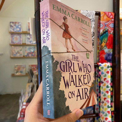 Sách - The Girl Who Walked On Air by Emma Carroll | Children English Novel / Ngoại văn Nhập khẩu
